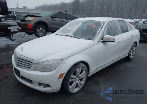 2010 Mercedes-Benz C 300 4Matic z USA, uszkodzony, nr VIN WDDGF8BB3AR092847